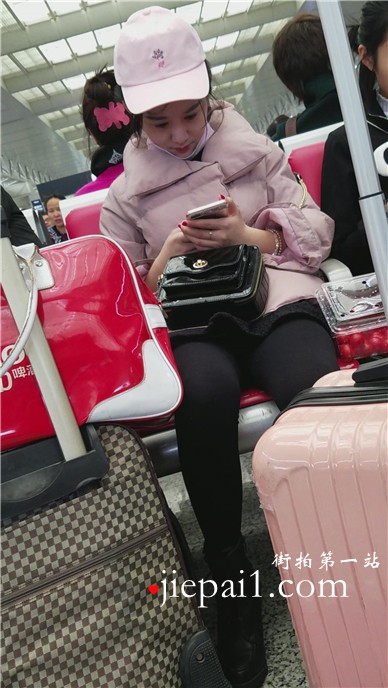 4k-高铁站候车室拍摄黑丝打底裤粉色鸭舌帽美女。