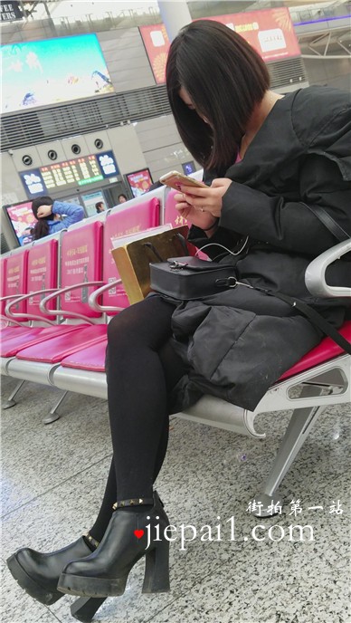 4k-高铁站候车室拍摄黑丝美腿短发甜美女孩。