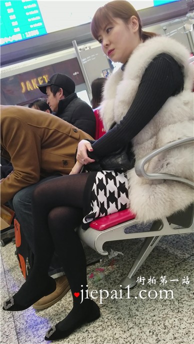 4k-高铁站候车室拍摄性感黑丝大长腿美少妇。
