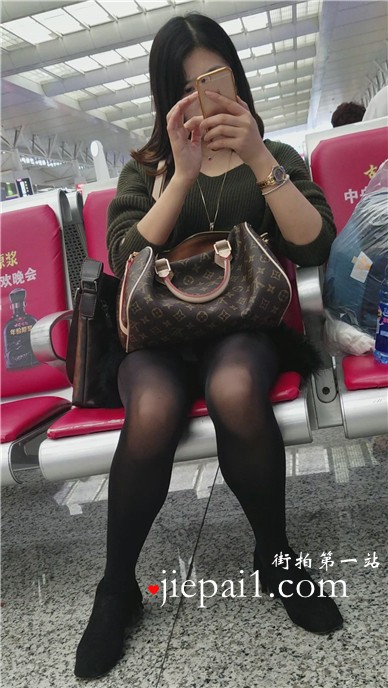 4k-高铁站候车室拍摄长腿高跟黑丝美腿漂亮美女。
