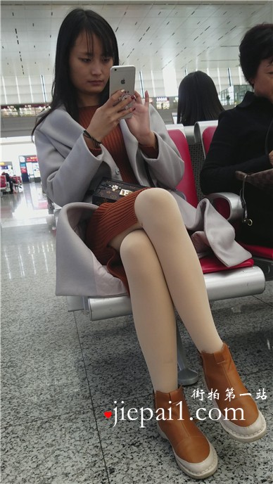 4k-高铁站候车室拍摄肉丝美腿漂亮美眉。