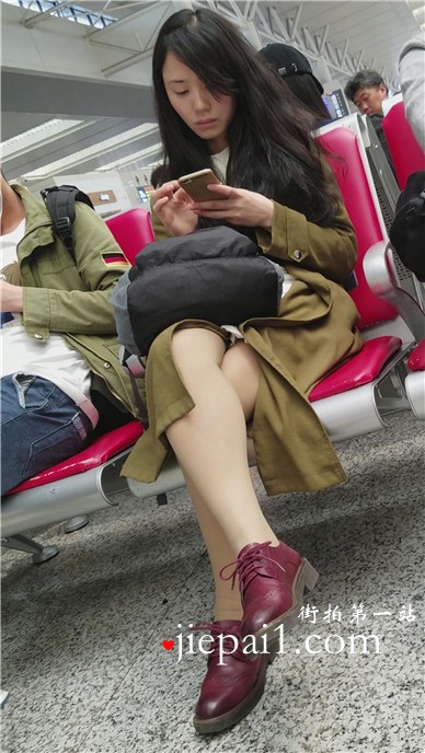 4k-街拍红色小皮鞋肉丝袜美腿女孩专心玩手机。