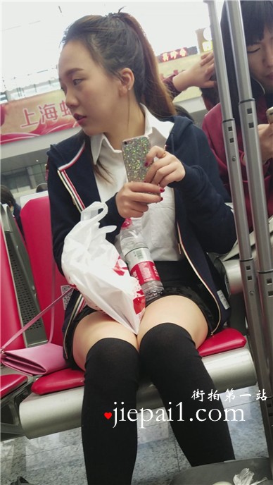 4k-高铁站候车室拍摄长筒黑丝袜超呆萌清新妹子。