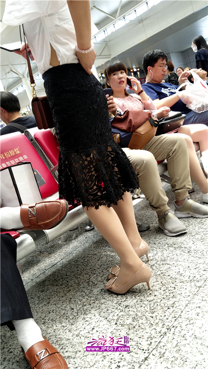 4K视频！火车站候车的黑色蕾丝长裙肉丝高跟短发少妇-814MB
