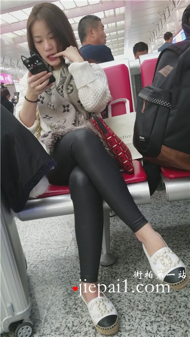 4k-高铁站候车室拍摄长腿丝袜打底裤小清新美女姐姐。