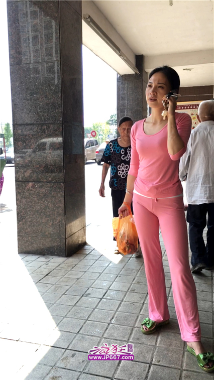 菜市场买菜的粉色套装长腿漂亮少妇性感圆臀-632MB