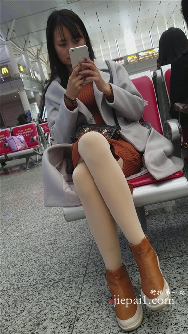 4k-高铁站拍摄美腿肉丝袜美眉