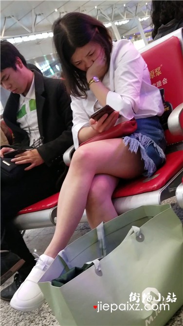 4k超清，性感的白皙美腿美女，撑着腮玩手机真入迷。