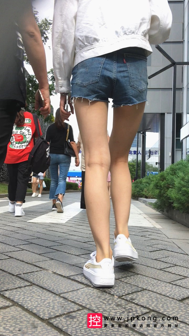 [大凤梨] 小白鞋牛仔短裤嫩腿DF115[446M]