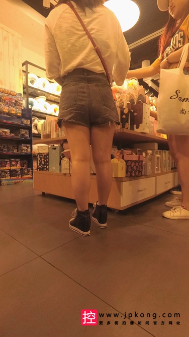 [四叔] 逛精品店的两个热裤妹子，一苗条一丰满[1.2G] 编号：C093