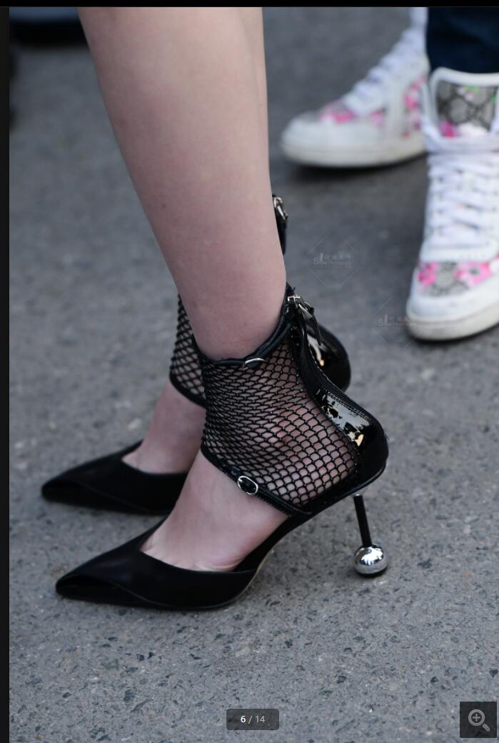  颜值高的黑裙肉丝袜铆钉街拍高跟鞋美女打扮的很有味道，大长腿值得鉴赏 - 2019年度街拍比赛- 街拍第一站