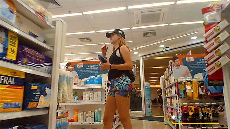 商场超市购物的花短裤金发美眉饱满圆润翘臀[MP4/678M]	