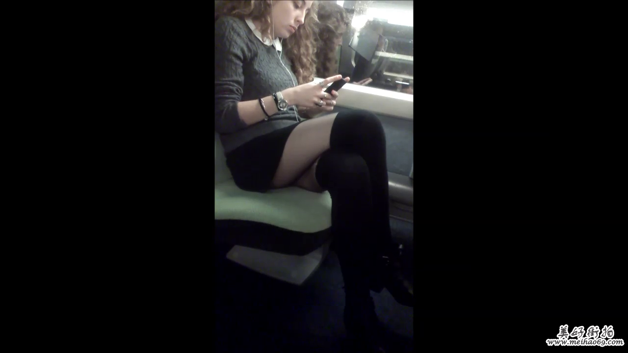 在火车上一个漂亮的少女大长腿长筒袜[MP4/123M]