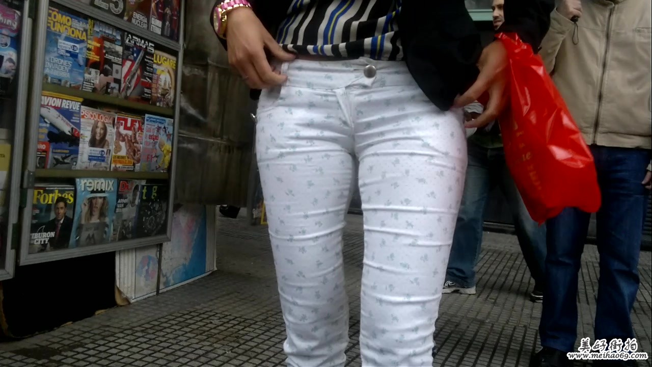 白色裤子，显示了她美丽的，充满甜蜜[MP4/432M]