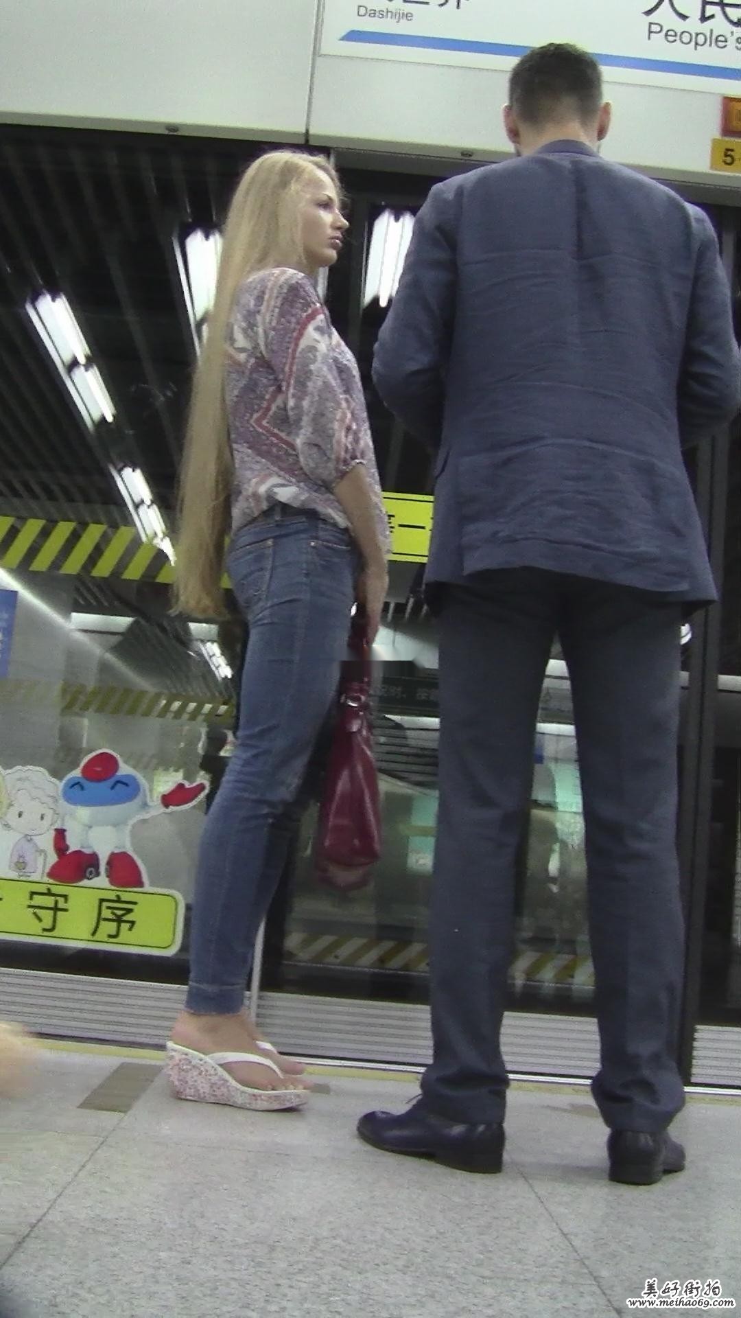 地铁里等车的长发紧身牛仔裤性感洋妇[MTS/272M]