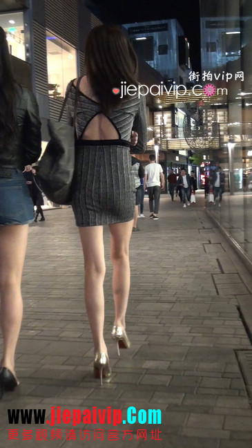街拍性感身材的超短裙美女少妇