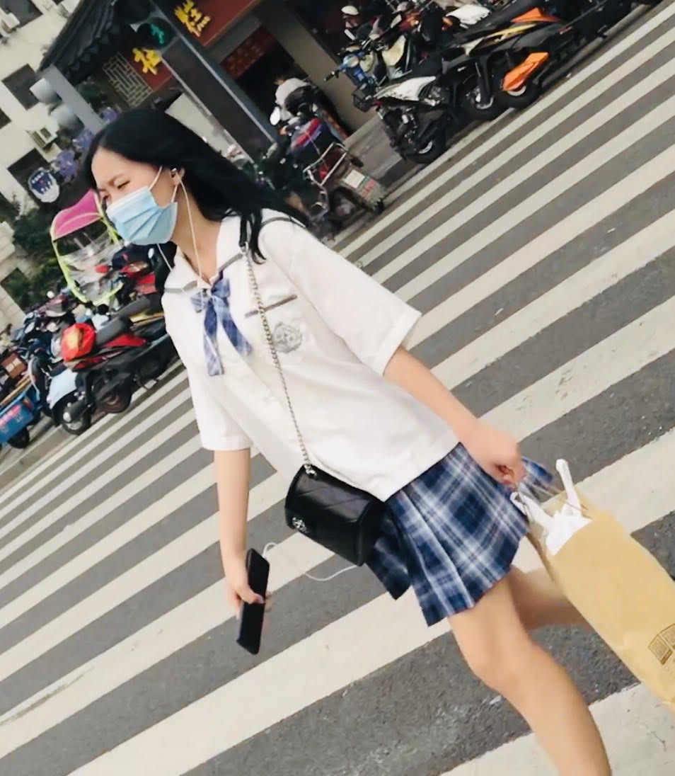 投稿 【第三部】jk蓝裙少女，蓝黑长发，白色n，从地铁站跟到公交站