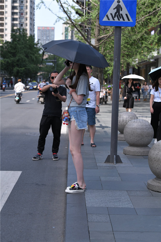 街拍撑伞的热裤小姐姐