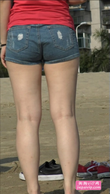 沙滩上的牛仔热裤美腿MM