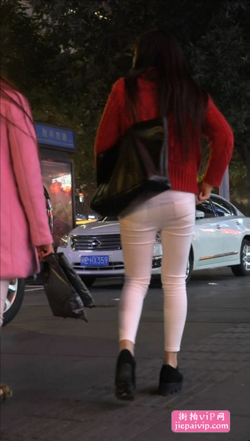 街拍身材很棒的2个白色紧身裤美女