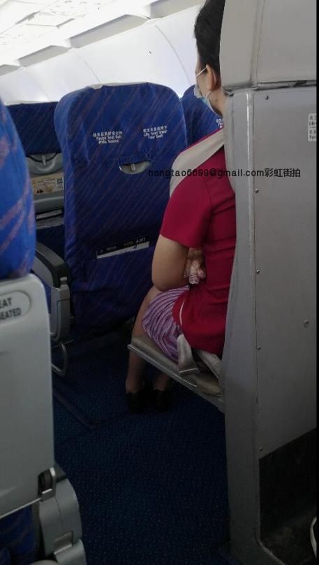 xiangzhou视频 » 飞机上快睡着了的空乘 小姐姐