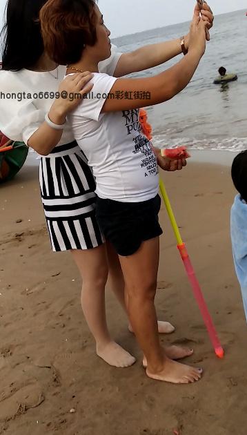 洗面奶视频 » 沙滩 美 女 忙于拍照 SI WA 都被海水打湿了[01:17]