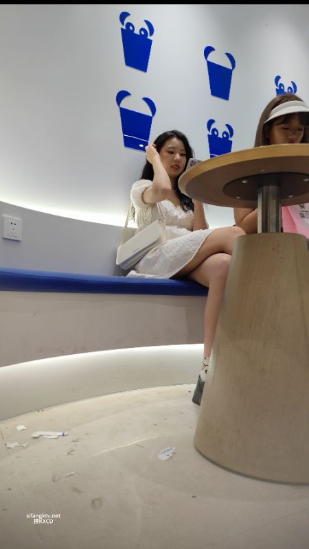 【KXCD】278白色连衣裙小姐姐坐着等奶茶，白色内内露毛