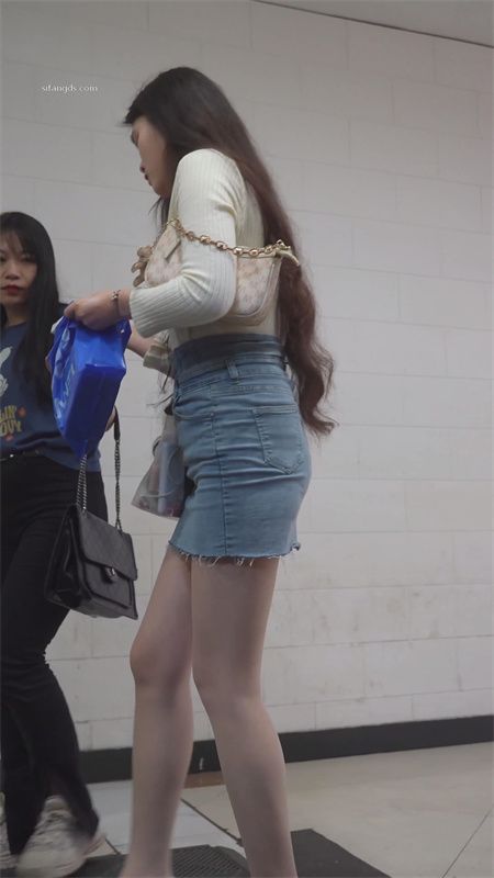 (BC-B-087)超短牛仔裙美女逛商场..肉色丝袜白内弯腰选商品