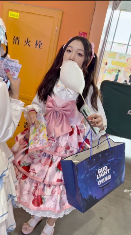 【 KFC 】Lolita小姐姐吃着棉花糖逛展。双马尾灰色内内黑森林