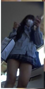 制服女子のパンチラ10　前も後ろも隙だらけJKにぶら下がり編