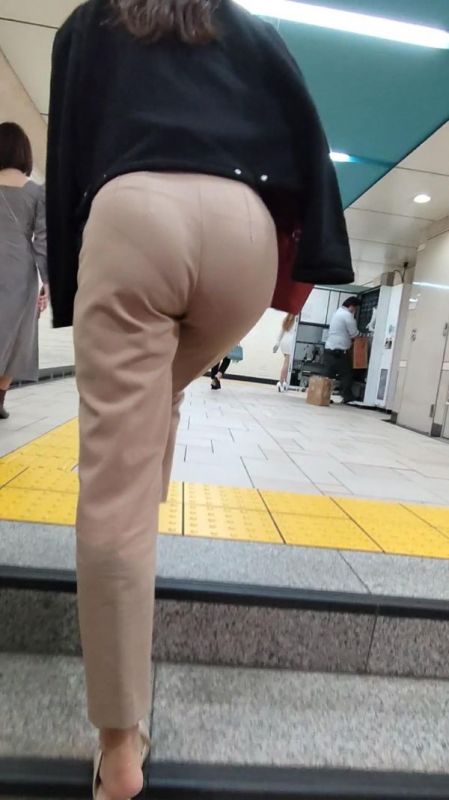 【再販】スタイル抜群！エロさを振りまきながら階段を上るお姉さん３選