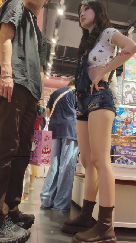 [自购]一个娉婷袅娜的牛仔短裤热裤翘臀性感月牙美女