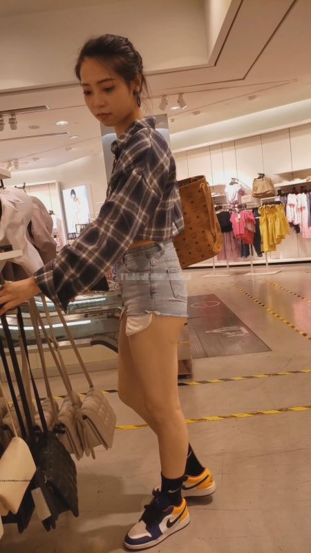 [自购]街拍牛仔短裤热裤月牙美女