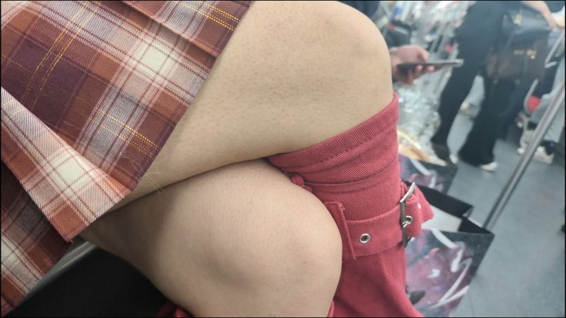 【独家原创】短裙美女半截裤子露嫩肉大腿