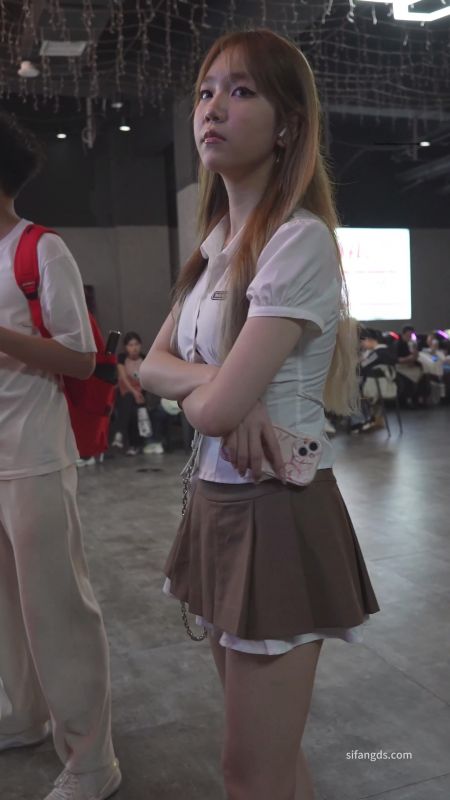 (BC-AA-434)百褶裙美女竟然无打底逛街..花纹纸内裤前后CD