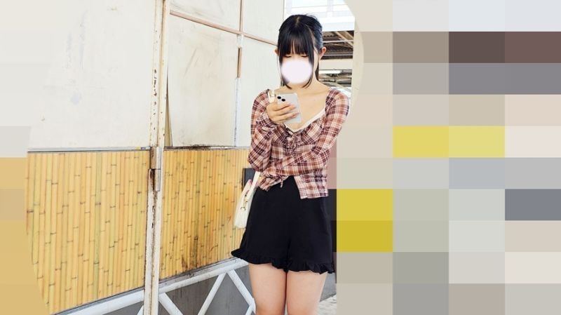 とても若い可愛い学生さんのぷっくりピンク乳輪とふわふわおっぱいを上から覗くと若乳首。