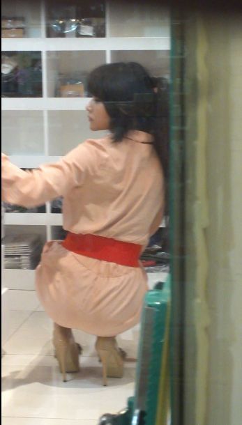 【无水印】欣赏颜值不错的美女试衣风景